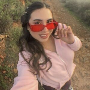 Meet your Posher, Carolina